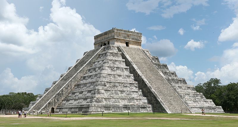 El Castillo (pyramid of Kukulcán) in Chichén Itzá. By Daniel Schwen [CC by SA 4.0], via Wikimedia Commons